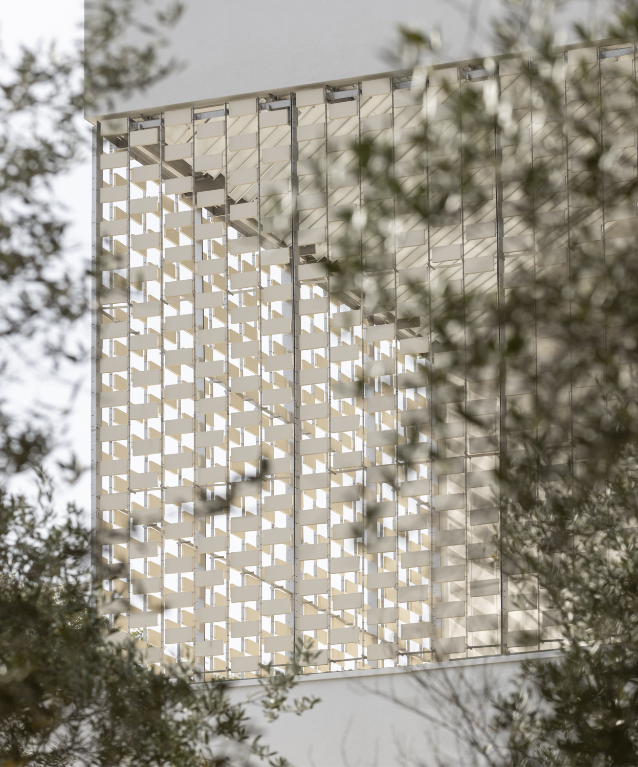 Kinetic or static cladding