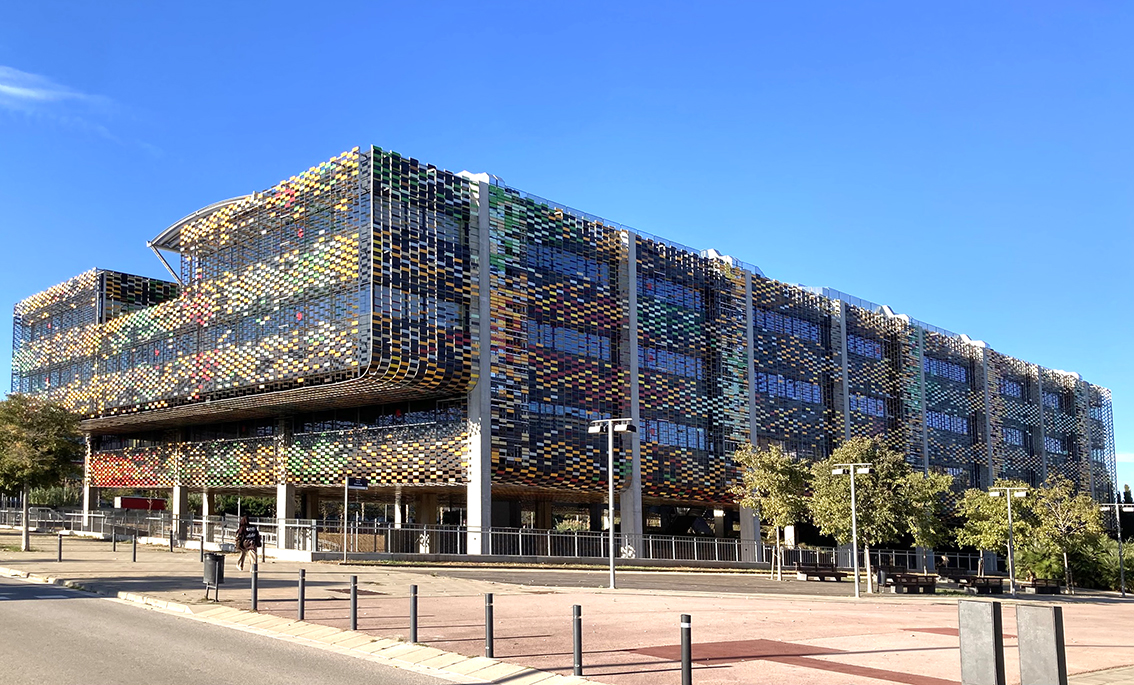 Kinetic or static cladding