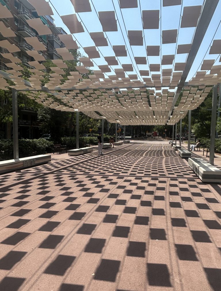 Denvelops kinetic pergola